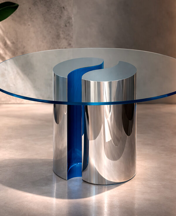 mesa de diseño exclusivo en acero y cristal realzada por el estudio de Interiorismo 4U ubicado en Benidorm y Valencia
