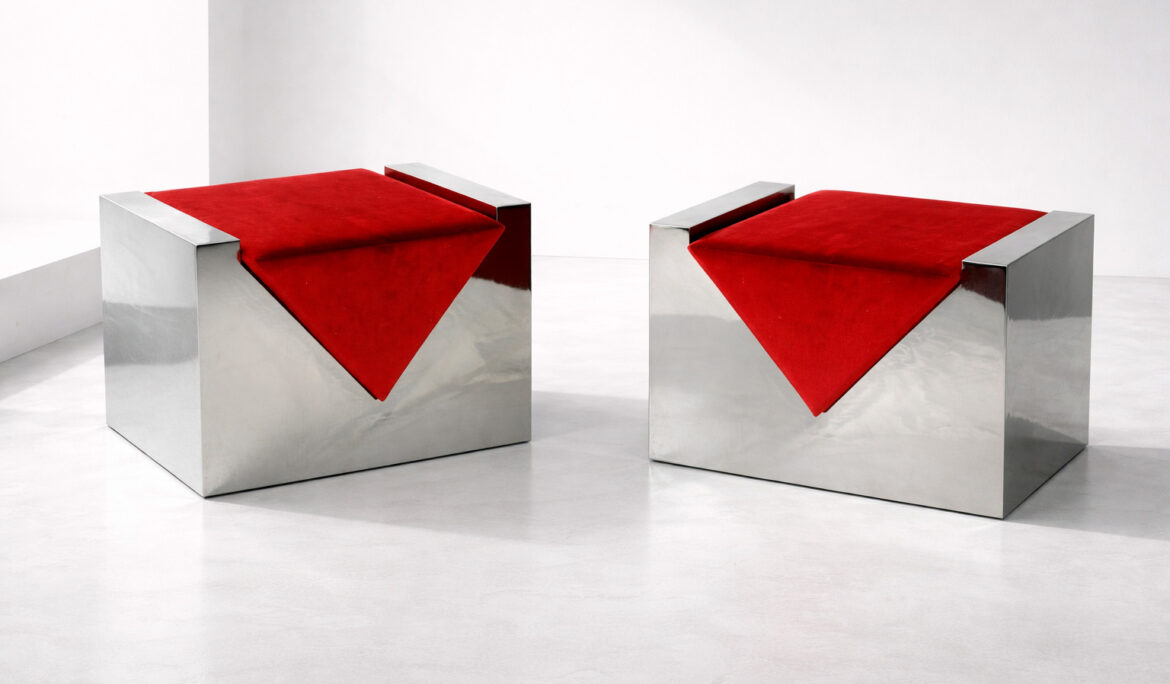 Asientos de diseño en acero con acolchado rojo