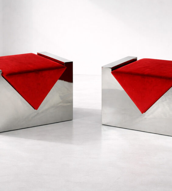 Asientos de diseño en acero con acolchado rojo