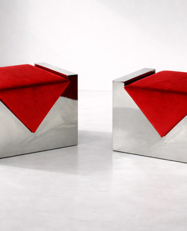 Asientos de diseño en acero con acolchado rojo