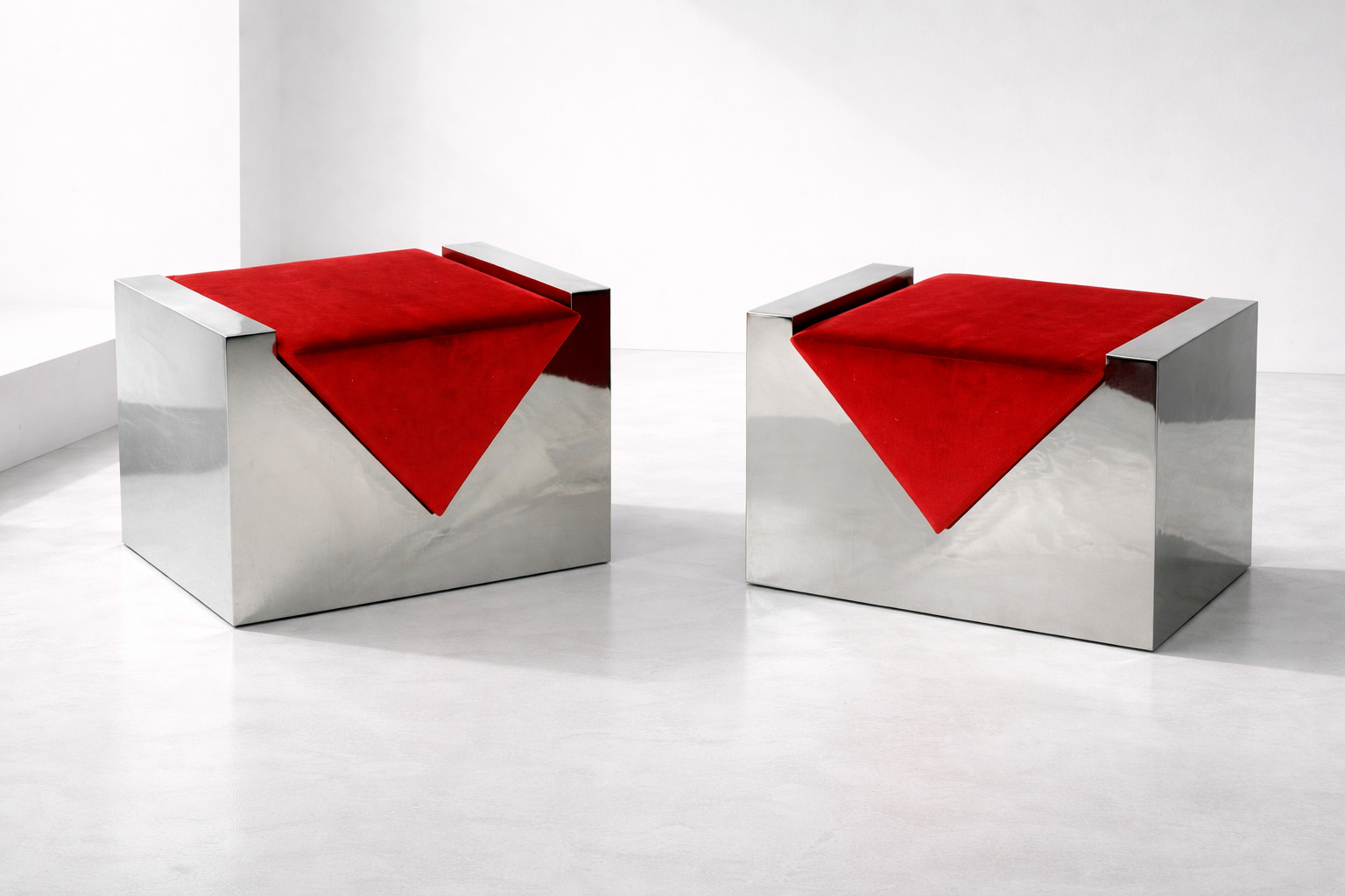 Asientos de diseño en acero con acolchado rojo